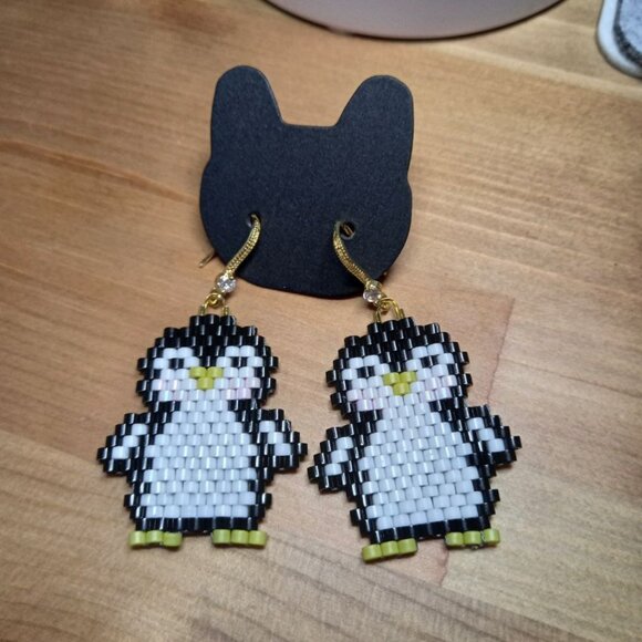 ❄️🐧 Adorable Beaded Penguin Earrings 🐧❄️ 18K Gold Plated Hooks - Picture 5 of 7